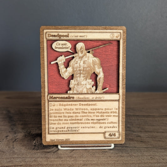 Carte artisanale Deadpool sur un support en bois