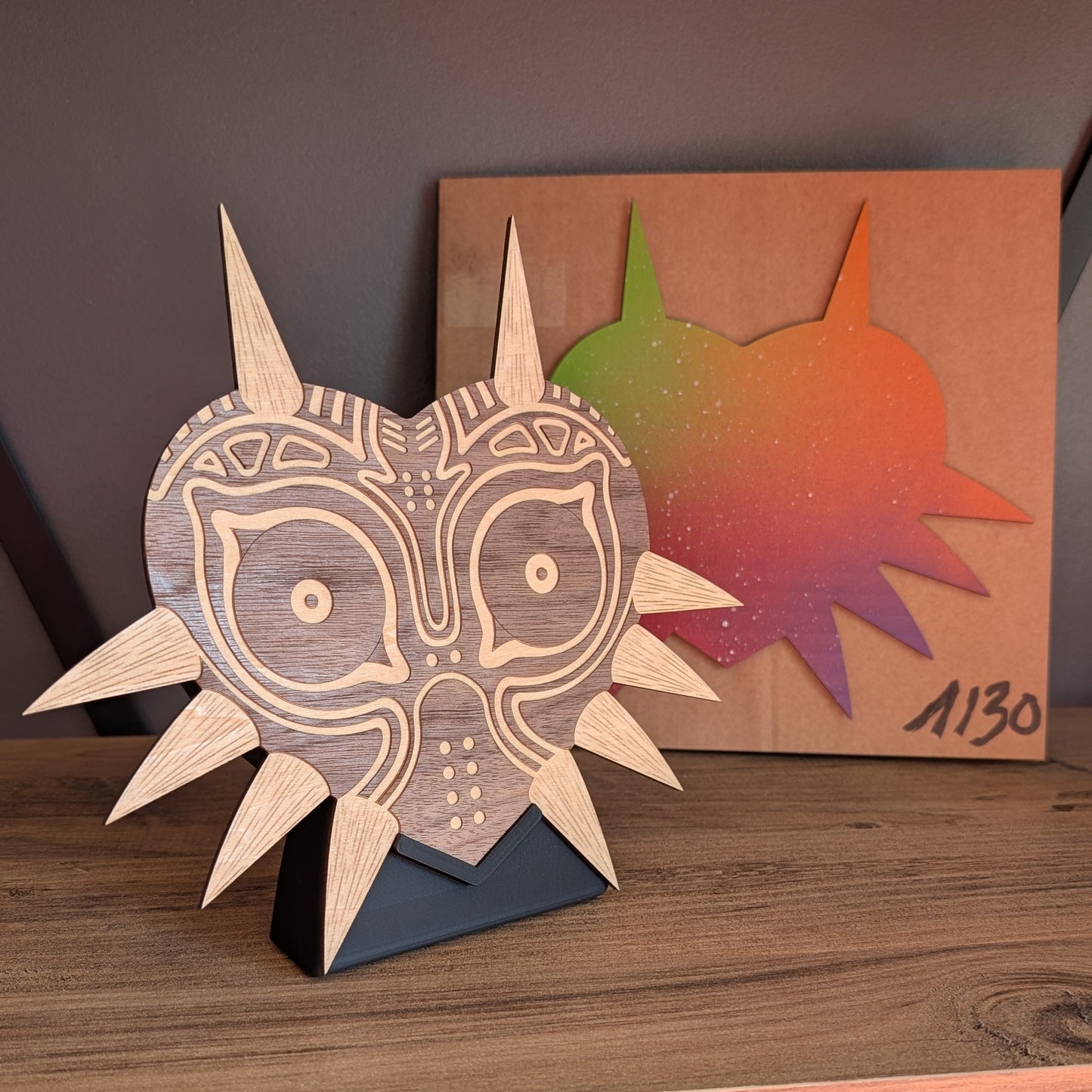 Majora's Mask présenté sur son support et posé sur une étagère