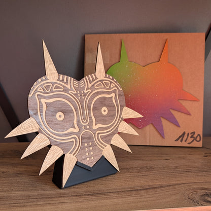 Majora's Mask présenté sur son support et posé sur une étagère