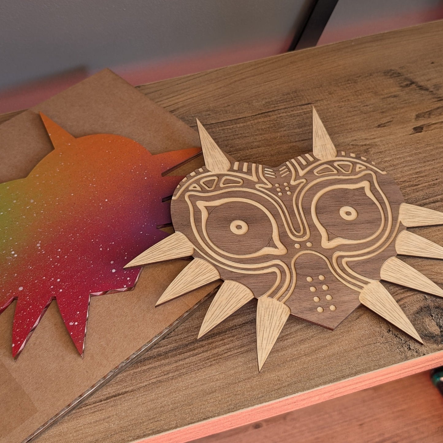 Majora's Mask posé sur étagère avec sa boite de transport collector