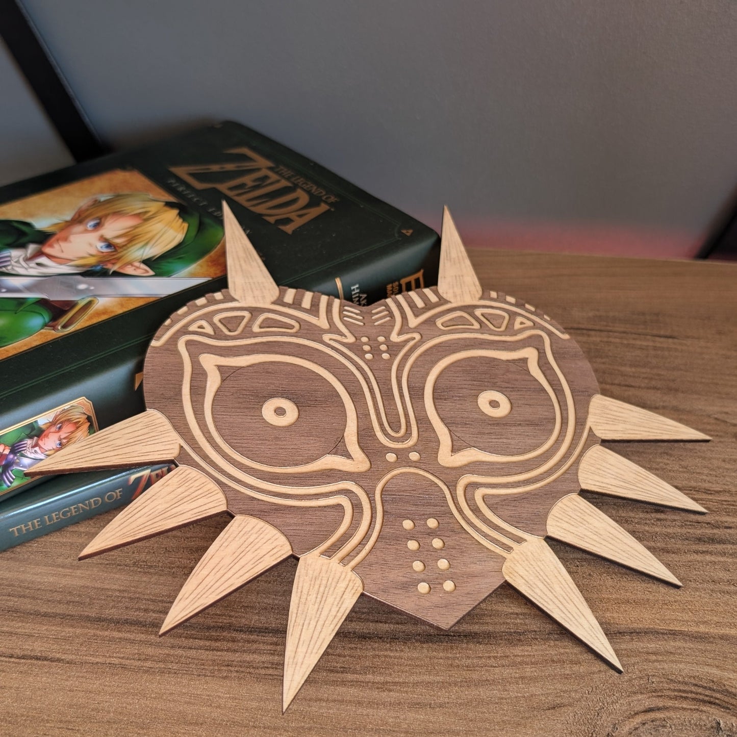 Majora's Mask présenté sur une étagère avec des livres Zelda Ocarina of Time