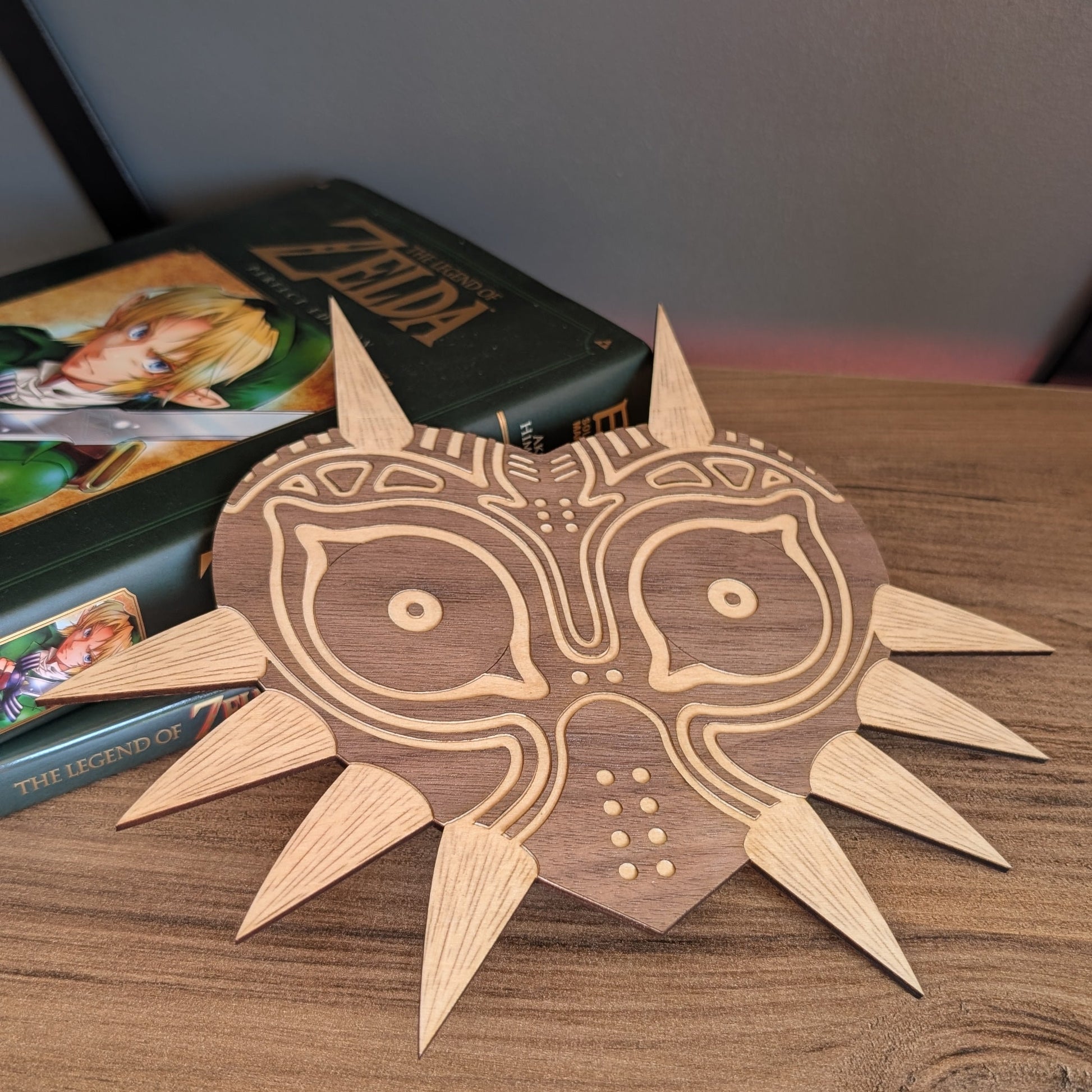 Majora's Mask présenté sur une étagère avec des livres Zelda Ocarina of Time