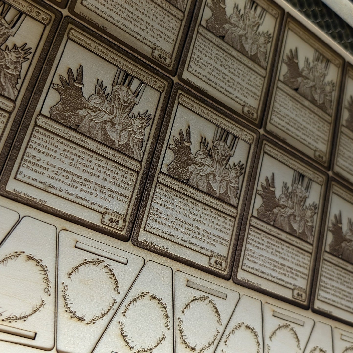 Illustration gravée de Sauron façon carte Magic sur bois