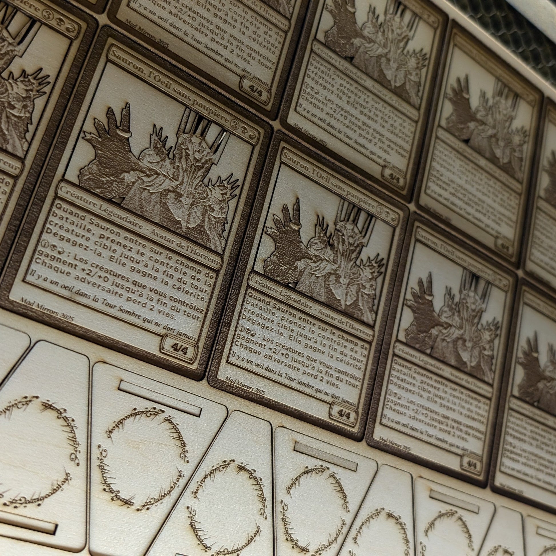 Illustration gravée de Sauron façon carte Magic sur bois
