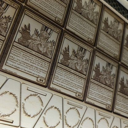 Illustration gravée de Sauron façon carte Magic sur bois