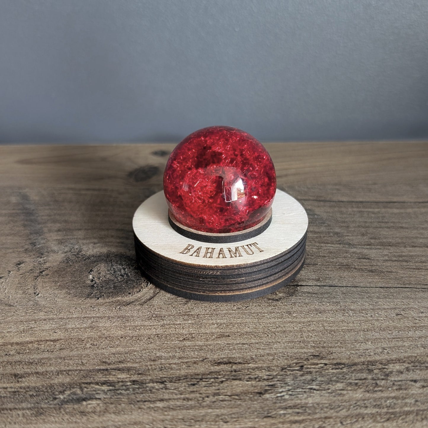 Matéria Final Fantasy sur son socle en bois