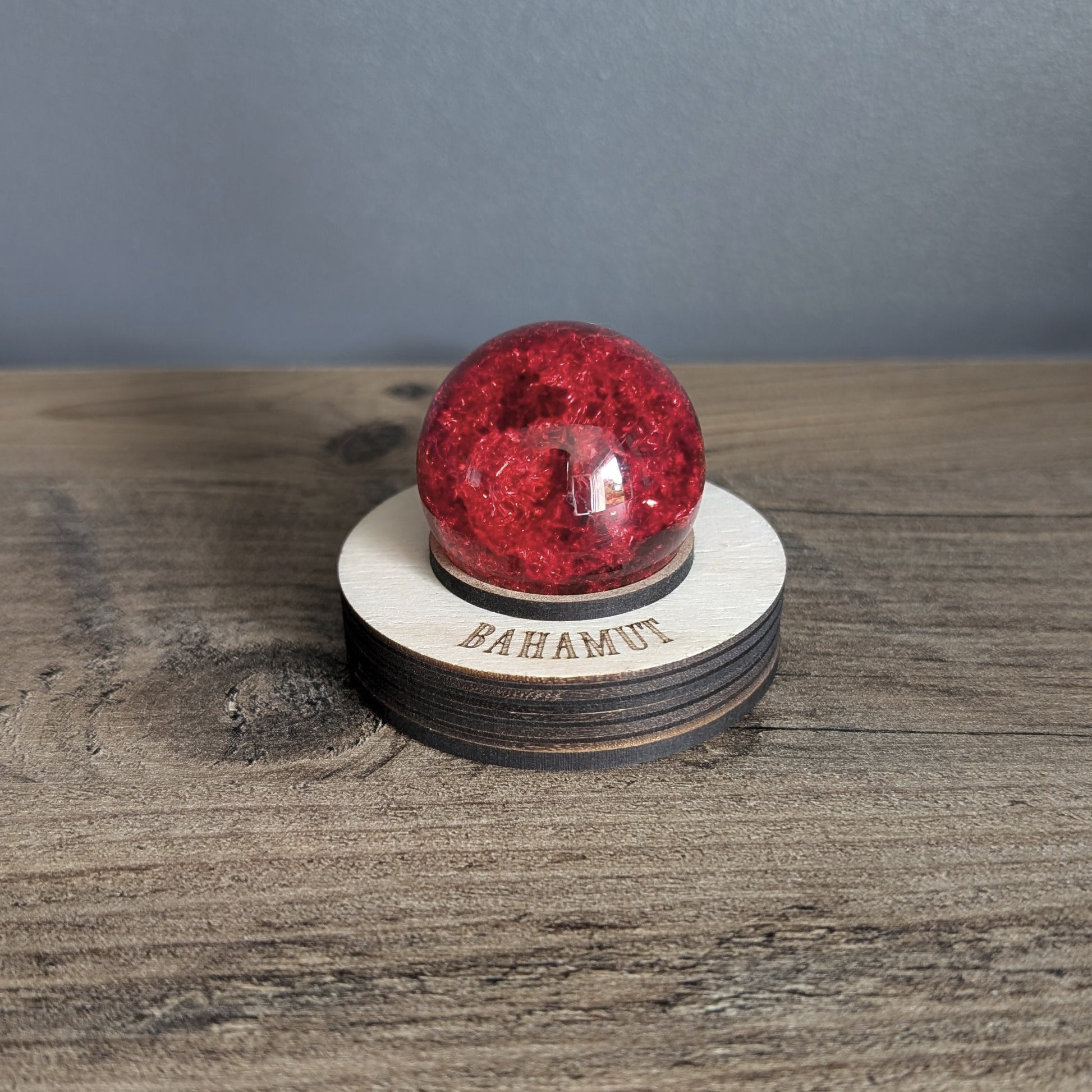 Matéria Final Fantasy sur son socle en bois