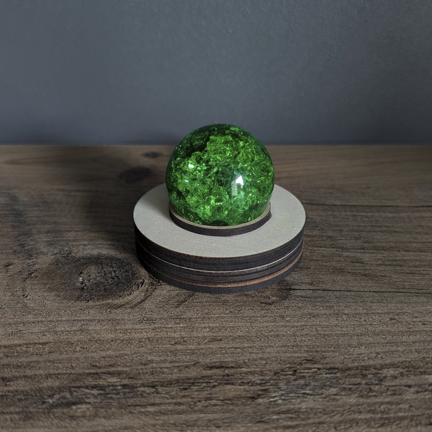 Matéria verte Final Fantasy sur son socle en bois