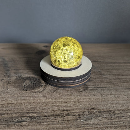 Matéria jaune Final Fantasy sur son socle en bois