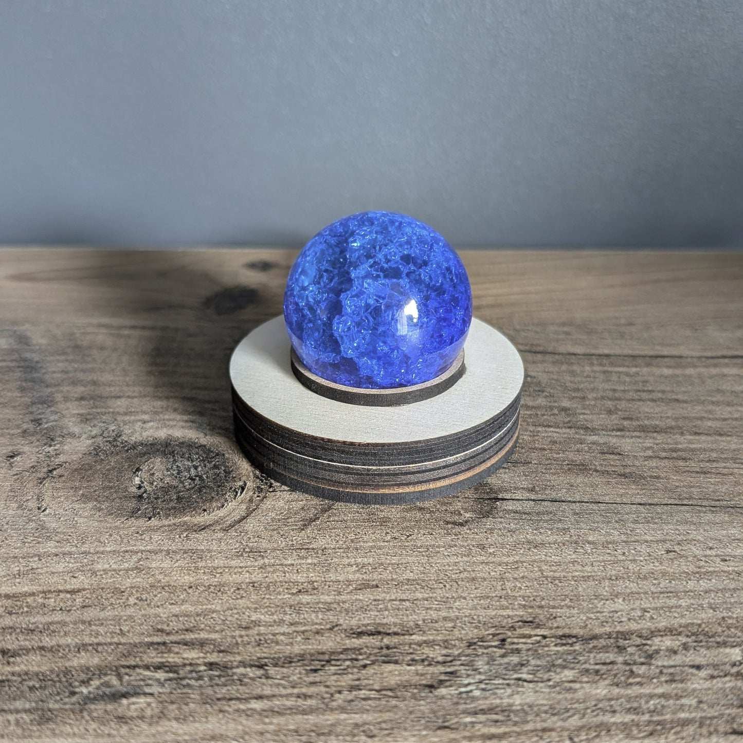 Matéria bleue Final Fantasy sur son socle en bois