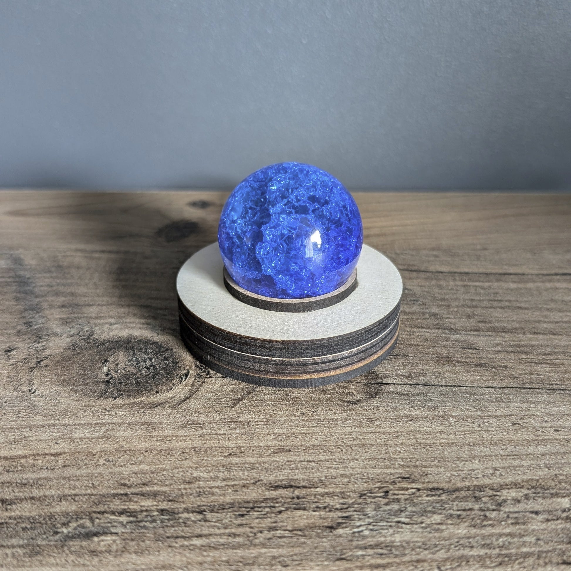 Matéria bleue Final Fantasy sur son socle en bois