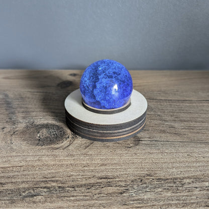 Matéria bleue Final Fantasy sur son socle en bois