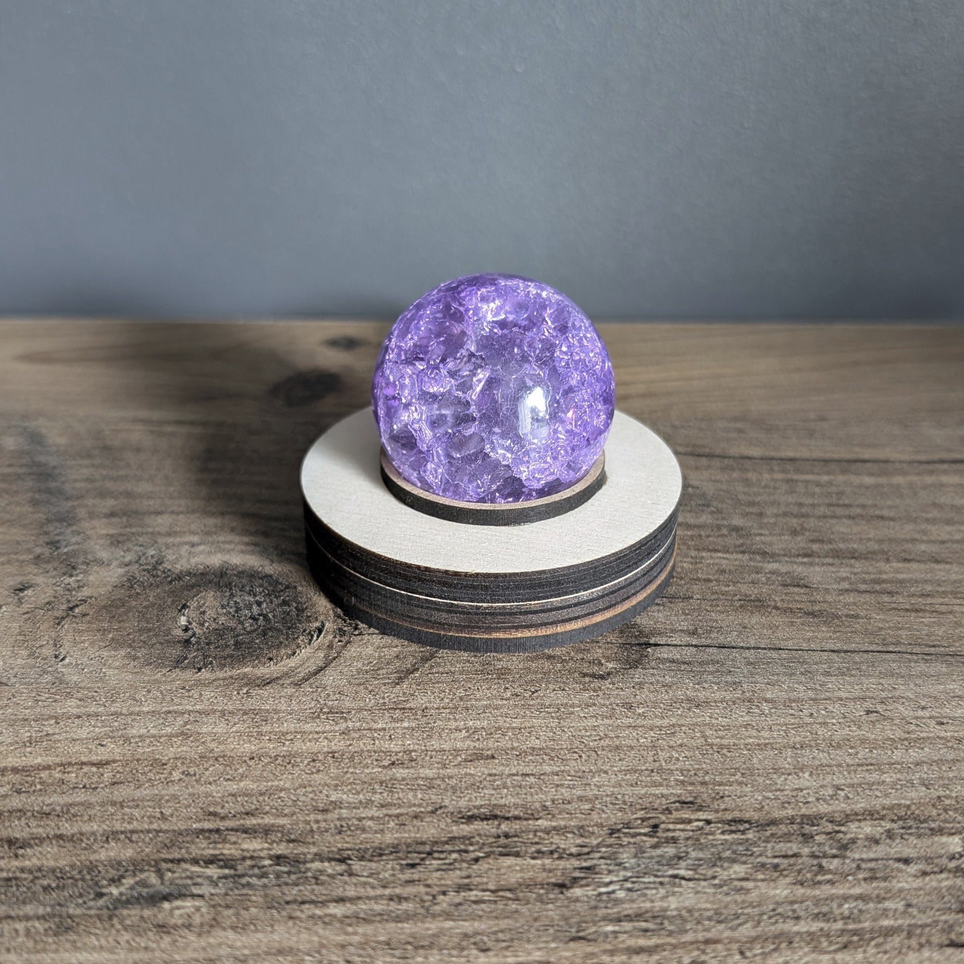 Matéria violette Final Fantasy sur son socle en bois