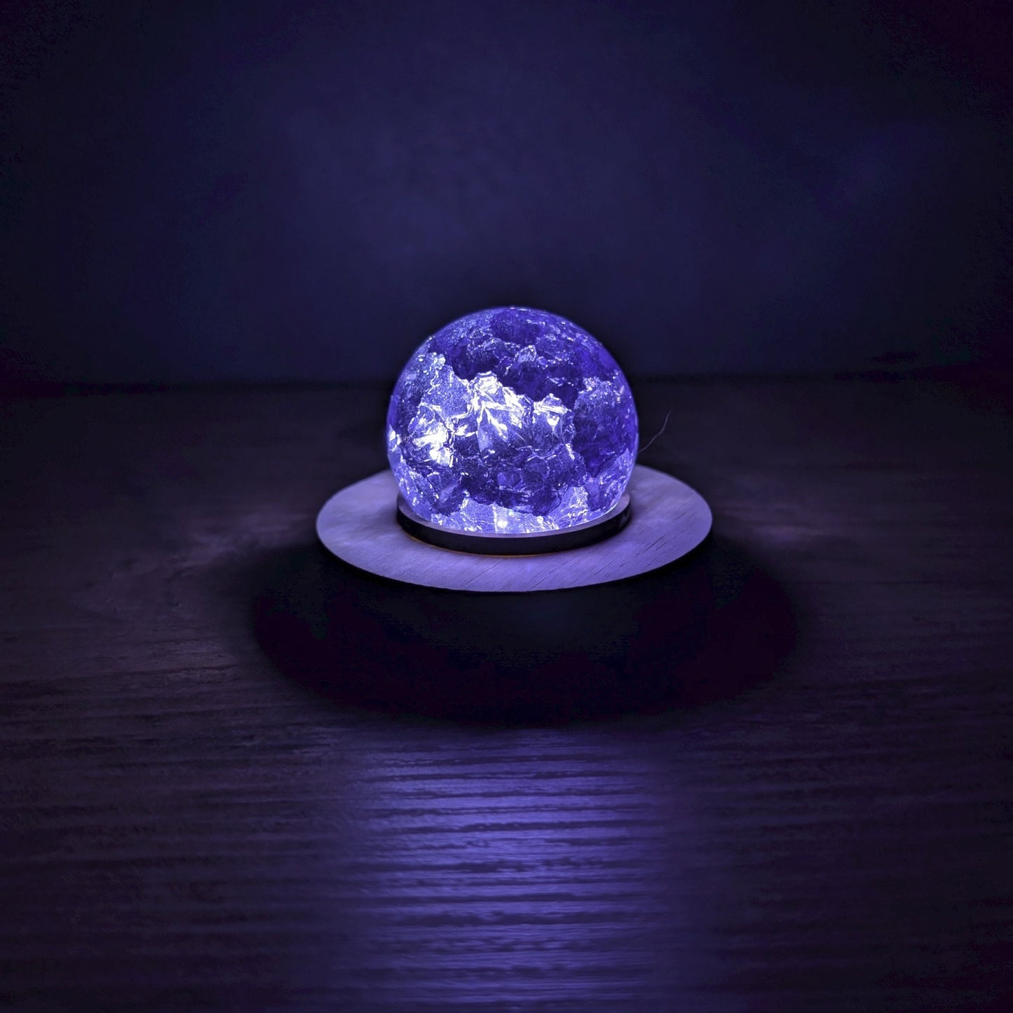 Matéria violette Final Fantasy éclairée de nuit