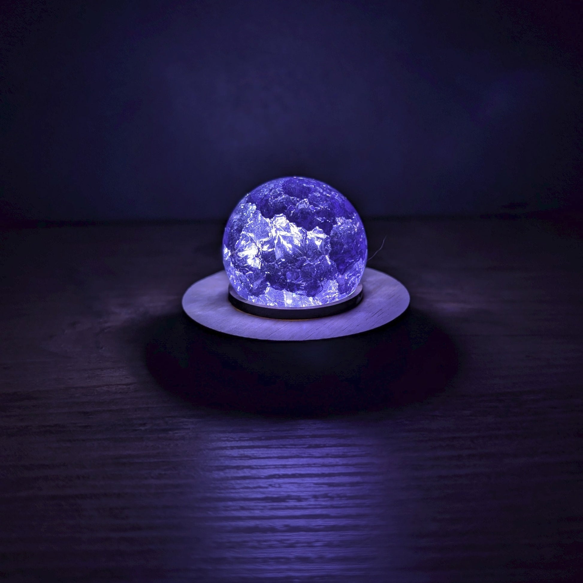 Matéria violette Final Fantasy éclairée de nuit
