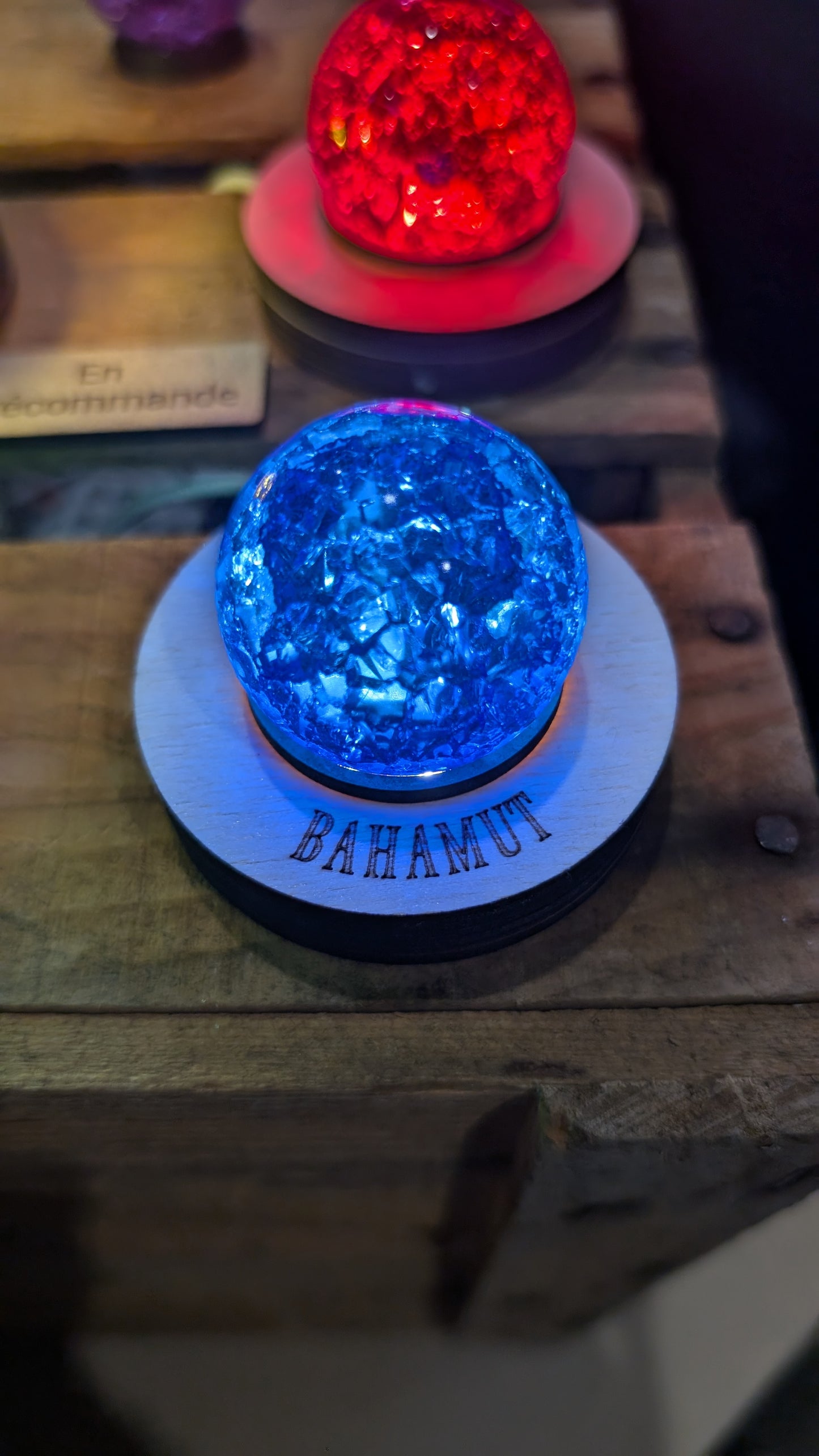 Matéria légendaire – Réplique Final Fantasy rétroéclairée par une base en bois personnalisable