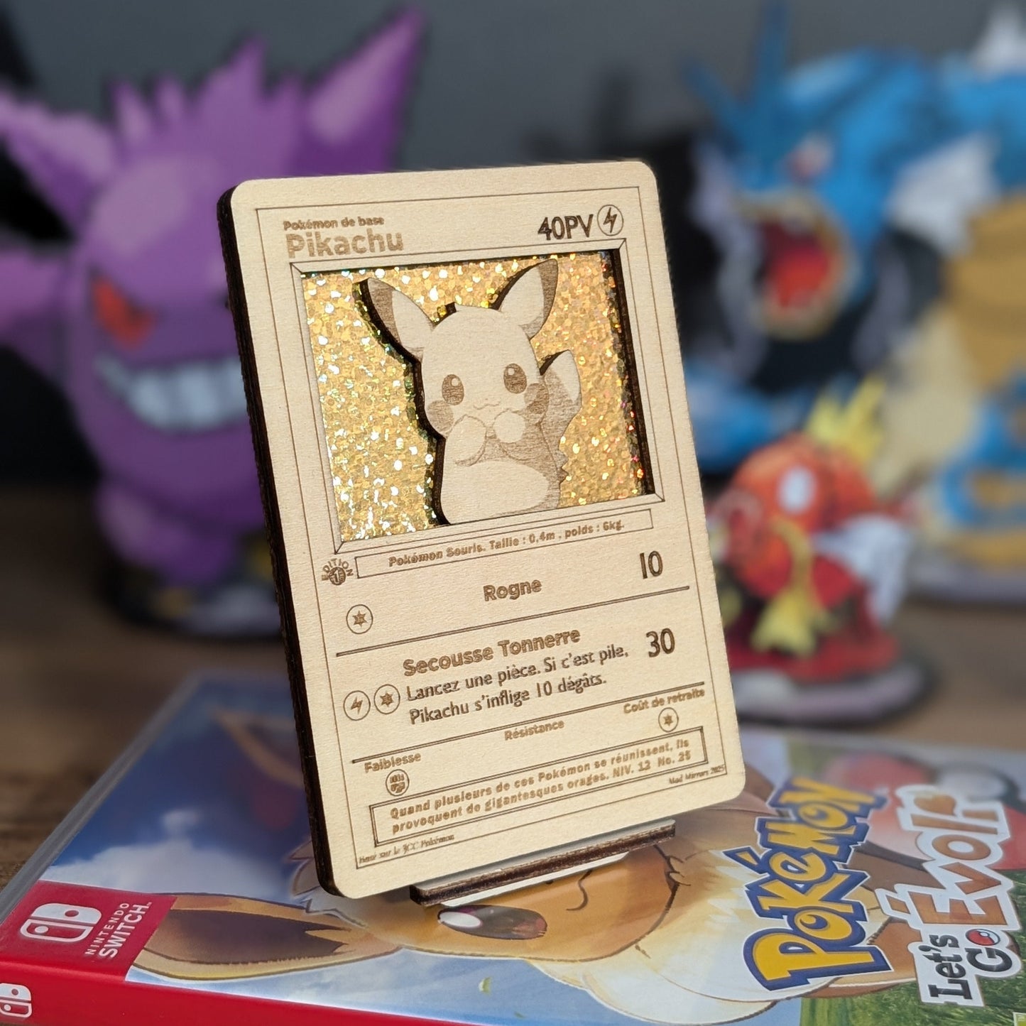 Carte 3D en bois Pokémon avec fond holographique et présentoir Pokédex