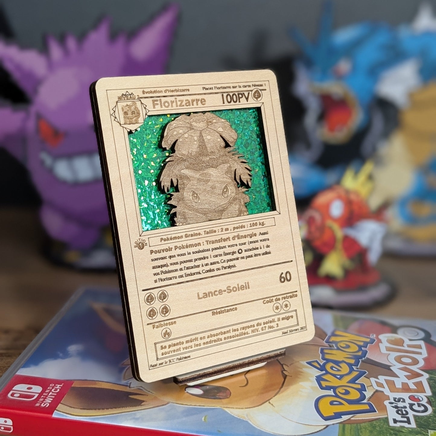 Carte 3D en bois Pokémon avec fond holographique et présentoir Pokédex