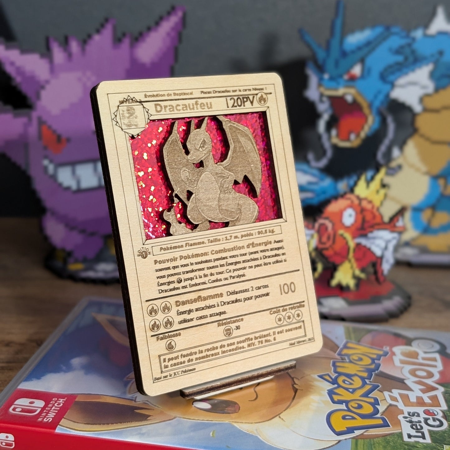 Carte 3D en bois Pokémon avec fond holographique et présentoir Pokédex