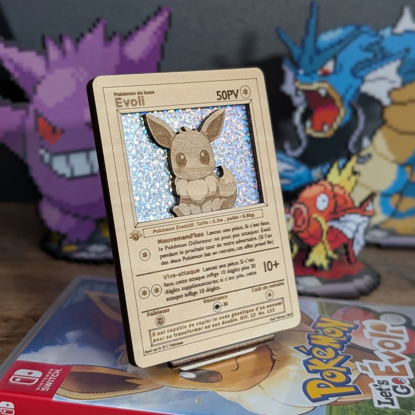 Carte 3D en bois Pokémon avec fond holographique et présentoir Pokédex