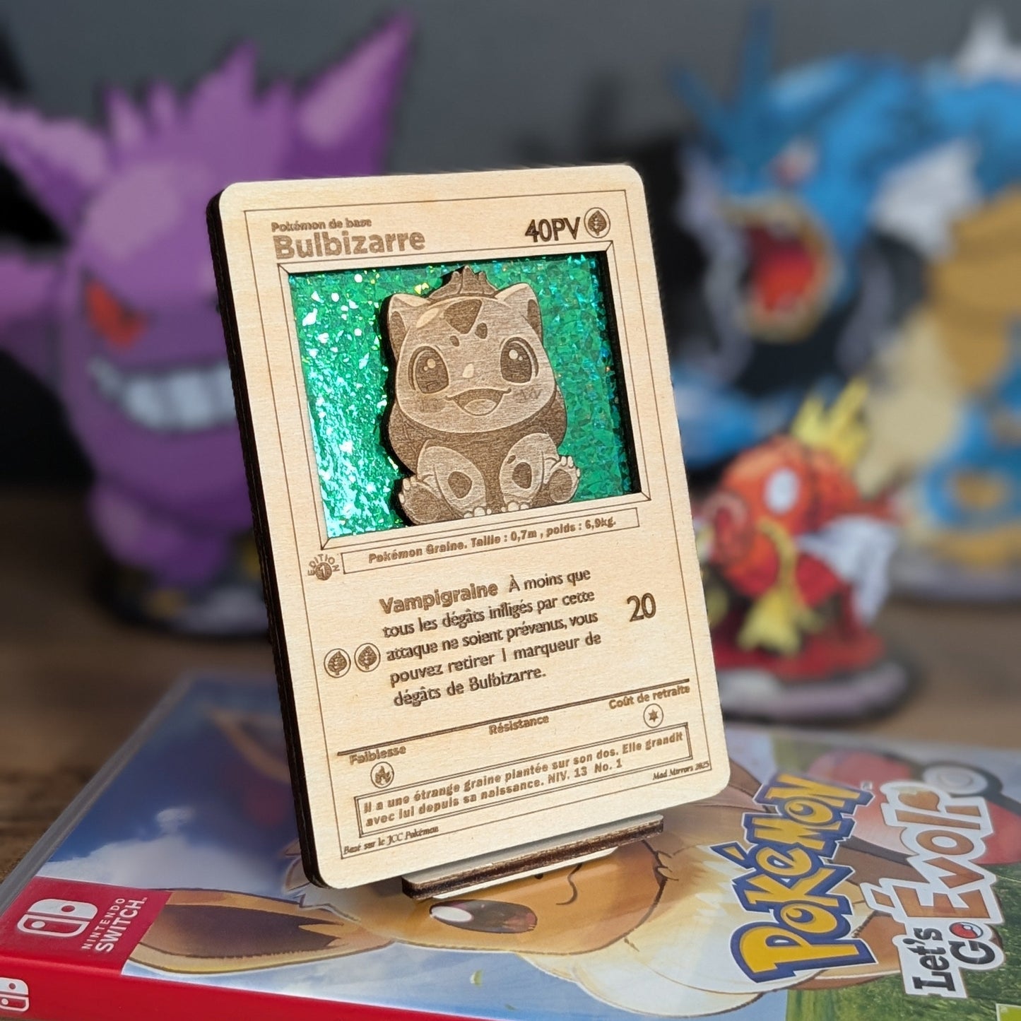 Carte 3D en bois Pokémon avec fond holographique et présentoir Pokédex