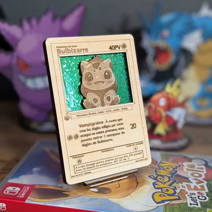 Carte 3D en bois Pokémon avec fond holographique et présentoir Pokédex