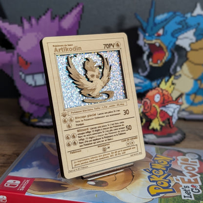 Carte 3D en bois Pokémon avec fond holographique et présentoir Pokédex