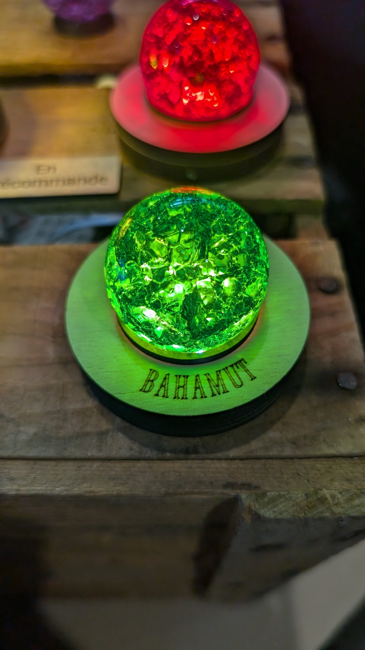 Matéria légendaire – Réplique Final Fantasy rétroéclairée par une base en bois personnalisable