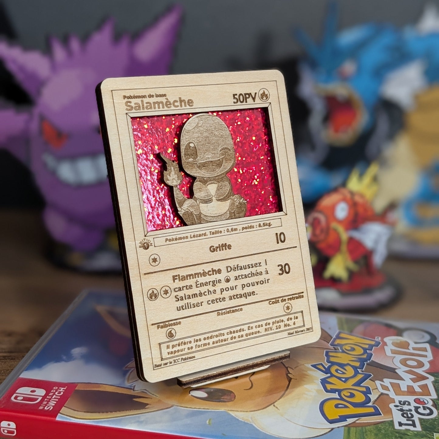 Carte 3D en bois Pokémon avec fond holographique et présentoir Pokédex