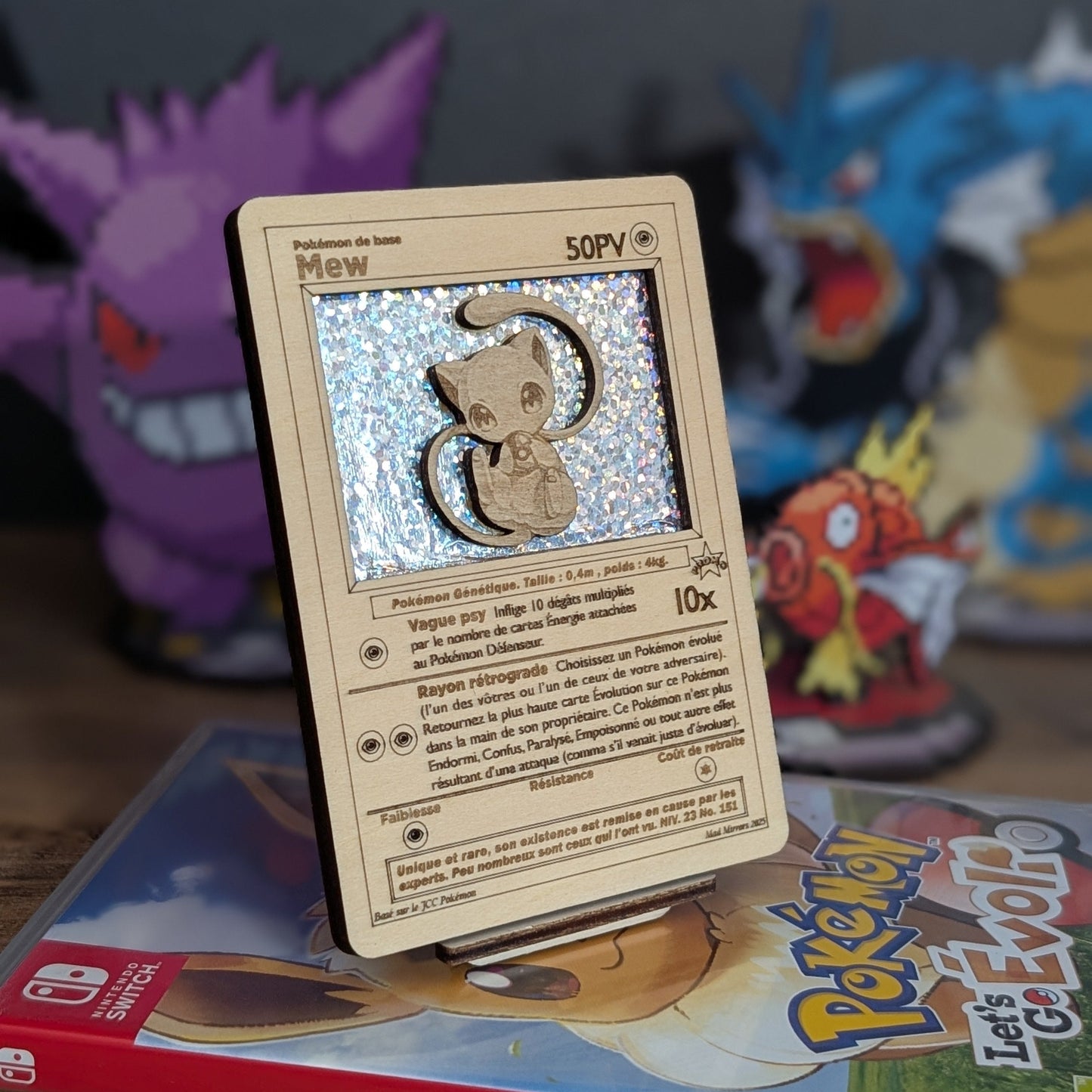 Carte 3D en bois Pokémon avec fond holographique et présentoir Pokédex