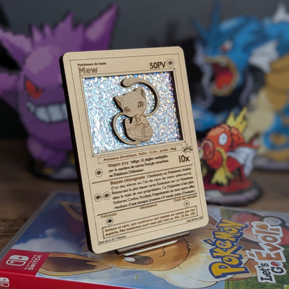 Carte 3D en bois Pokémon avec fond holographique et présentoir Pokédex