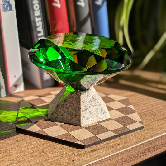 Master Emerald présentée sur étagère avec des rayons de soleil qui viennent l'illuminer.