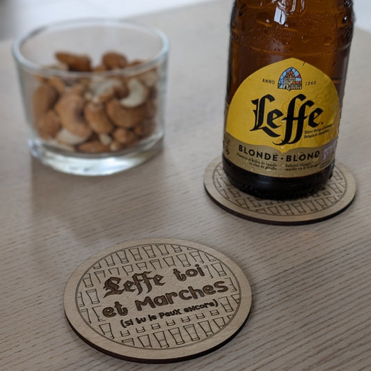 Suggestion de table avec sous bock gravé au laser