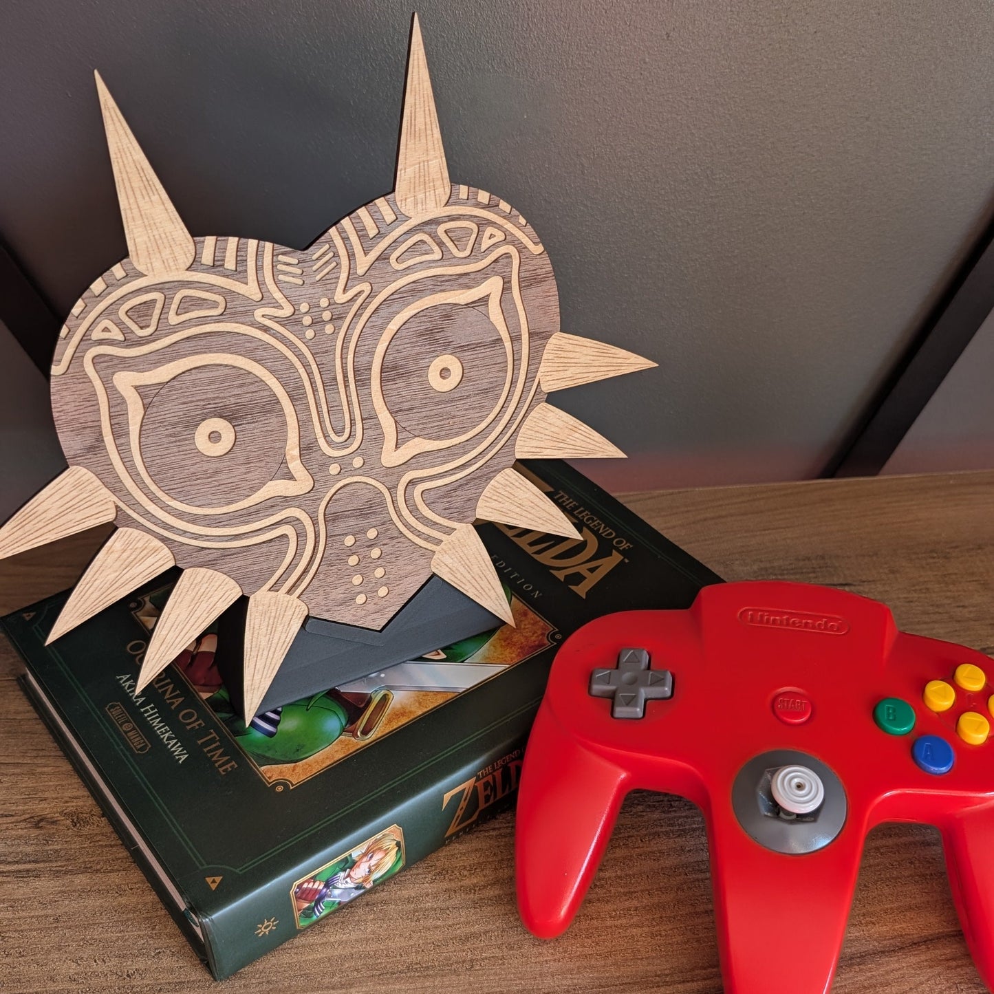 Vue de dessus du masque avec son présentoir imprimé en 3D pour facilement l'exposer n'importe où