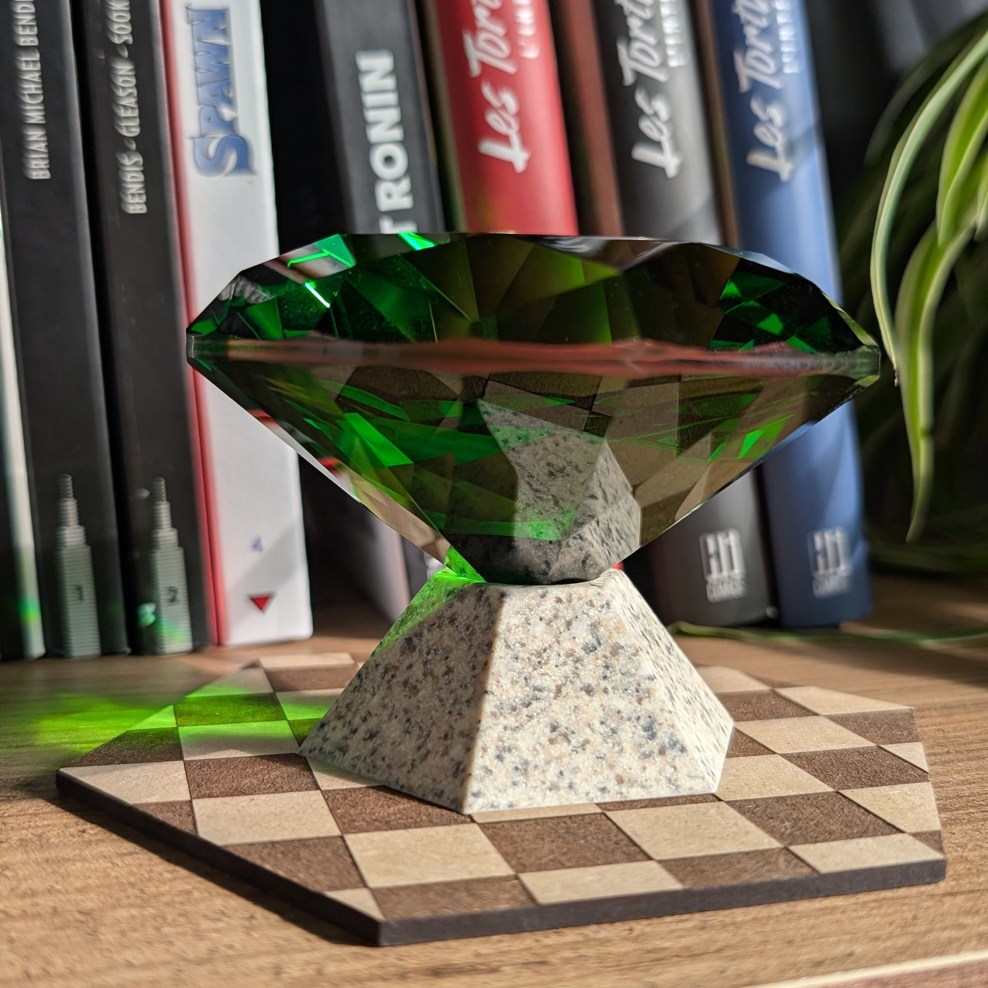 Master Emerald présentée sur étagère , vue de côté, avec des rayons de soleil qui viennent l'illuminer.